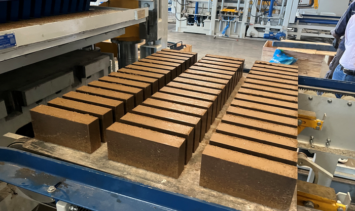 Plne automatický stroj na výrobu tehál ZN1500 umožňuje klientom z východnej Číny využívať zdroje kalu